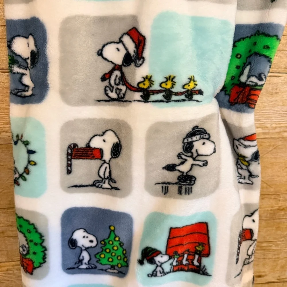 Berkshire x Peanuts Holiday Snoopy Throw NWT